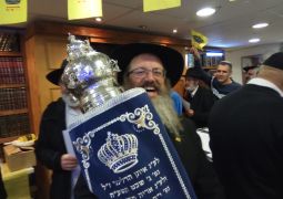 מוסיף והולך באור: ספר תורה לבית חב"ד בית דגן 